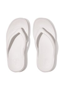 Witte slippers met een gestructureerde zool en gladde bandjes. Het ontwerp is minimalistisch, met een logo op de binnenzool en zonder extra patronen.