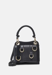 Borsa a mano in pelle nera con hardware dorato, caratterizzata da un design strutturato, manici doppi e anelli decorativi sul fronte. Tracolla rimovibile.