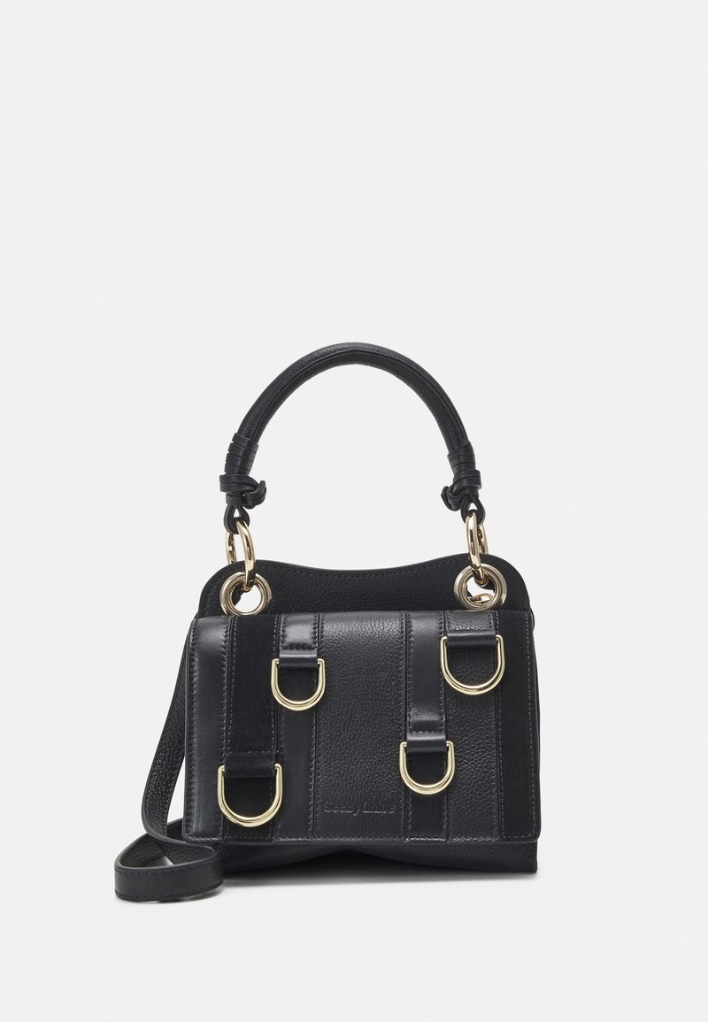 Borsa a mano in pelle nera con hardware dorato, caratterizzata da un design strutturato, manici doppi e anelli decorativi sul fronte. Tracolla rimovibile.