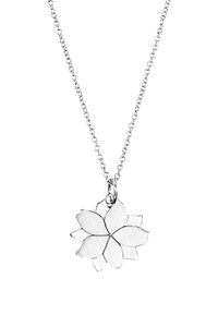 Collana d'argento con pendente a forma di fiore di ciliegio, petali testurizzati, cinque punte distinte, appesa a una fine catena.