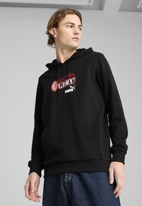 Zwarte hoodie van een katoenmix, met een vozak pocket, ribgebreide manchetten en grafische prints van AC Milan en Puma op de borst.