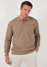 REGULAR FIT - Langarmshirt - light brown
