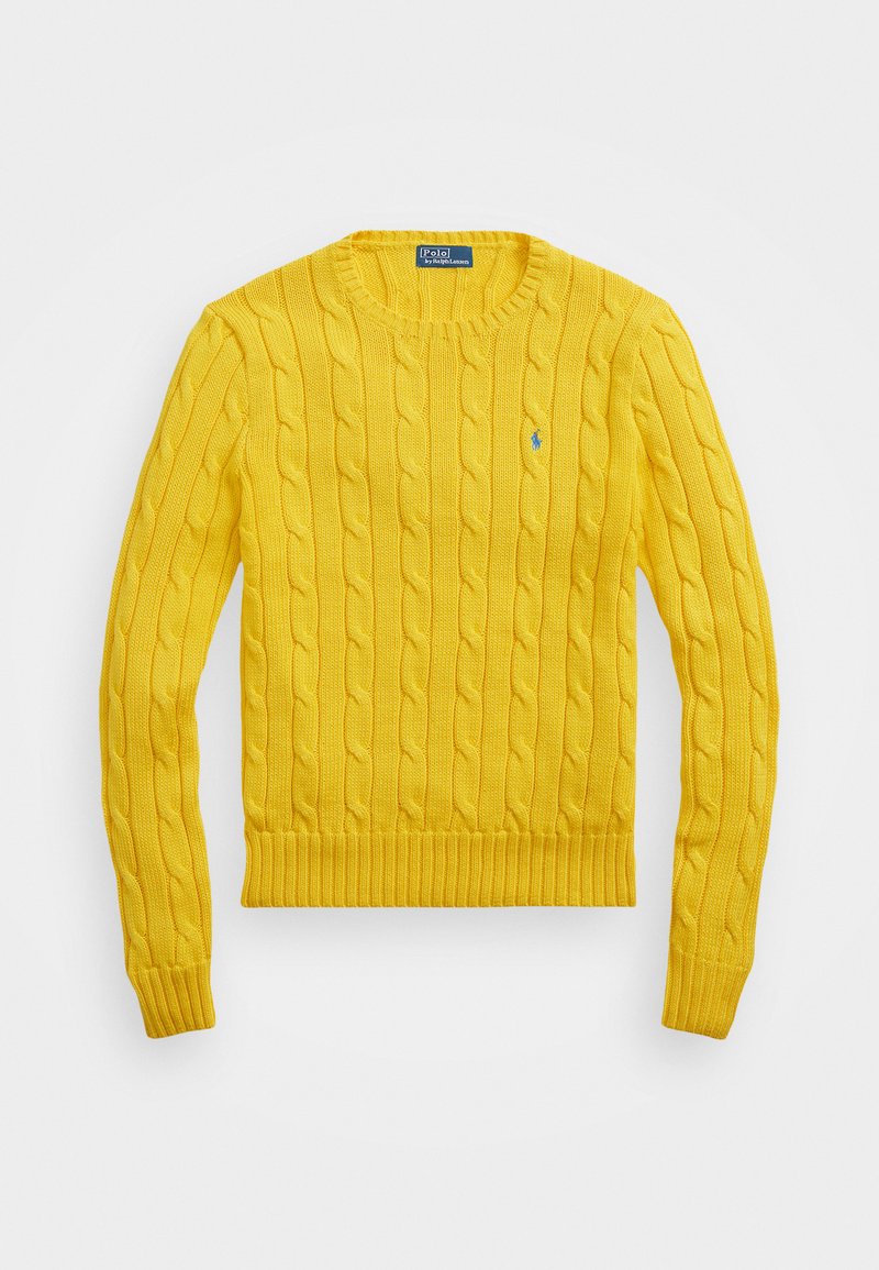Gelbes Kabelstrickpullover mit geripptem Saum und Bündchen. Auf der Brust befindet sich ein kleines blaues Logo. Hergestellt aus strukturiertem Strickmaterial.