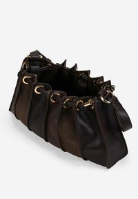 Bolso de cuero marrón con acentos de ante, forma alargada, diseño plisado, herrajes dorados y correa para el hombro, con una superficie texturizada.