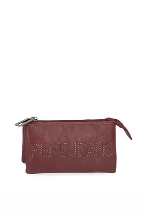 Pequeño bolso de cuero burdeos con cremallera y tachuelas metálicas que forman el texto "PEPE JEANS" en la parte delantera.
