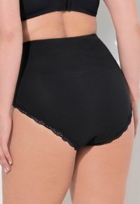 Culotte noire taille haute avec une texture de tissu lisse et une délicate bordure en dentelle le long des ouvertures de jambe. Pas de coutures ni de motifs visibles.