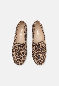 Rudo ir juodo leopardo rašto slip-on bateliai iš audinio su lygiu paviršiumi ir apvaliu pirštu. Jose yra subtilus logotipas vidinėje dalyje.
