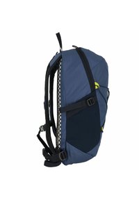 Blauwe nylon rugzak met gaas achterkant, verstelbare schouderbanden en zijvakken. Heeft een gestroomlijnd ontwerp en accenten in het geel.