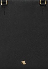 Crna teksturirana torba s zlatnim RL logotipom blizu donjeg središta i crnim ručkama pričvršćenim zlatnom metalikom.