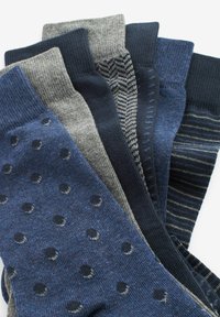 Fünf Paar Socken in Dunkelblau- und Grautönen. Mit Punkten, Streifen, Rippstrick und unterschiedlichen Texturen. Maschinengefertigtes Baumwollmaterial.