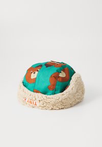Casquette verte avec des motifs d'ours, ornée d'une bordure en polaire beige duveteux. Tissu doux, forme arrondie et détails cousus sur le dessus.