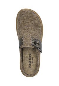 Pantofole grigie in feltro con una fascia testurizzata e una fibbia metallica, dotate di una soletta imbottita e di una suola in gomma resistente. Design semplice e discreto.