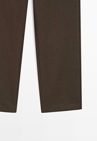 Pantaloni in cotone marrone scuro con design a gamba dritta. Presentano linee pulite e una superficie liscia, adatti per un abbigliamento casual.