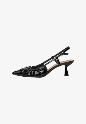 Sandal in vernice nera con punta affusolata, texture arricciata e tacco a blocco corto, dotata di cinturino regolabile.