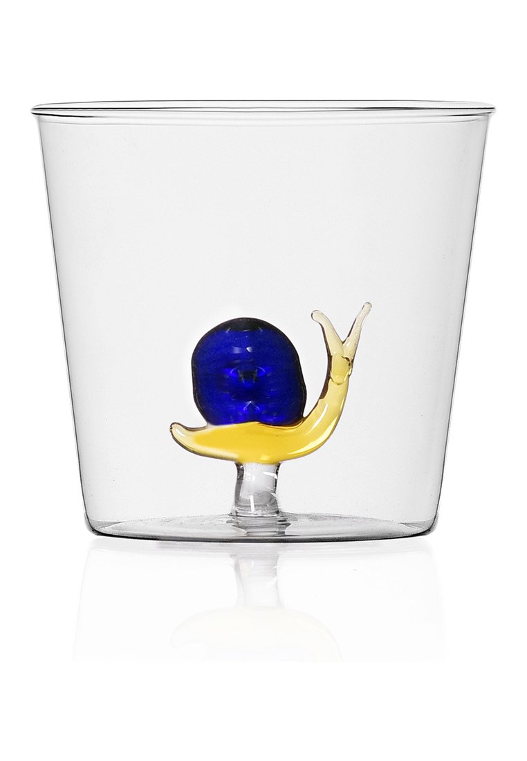 Przezroczysty szklany pojemnik z figurką niebieskiego i żółtego ślimaka w środku, o zaokrąglonym kształcie i gładkiej fakturze.