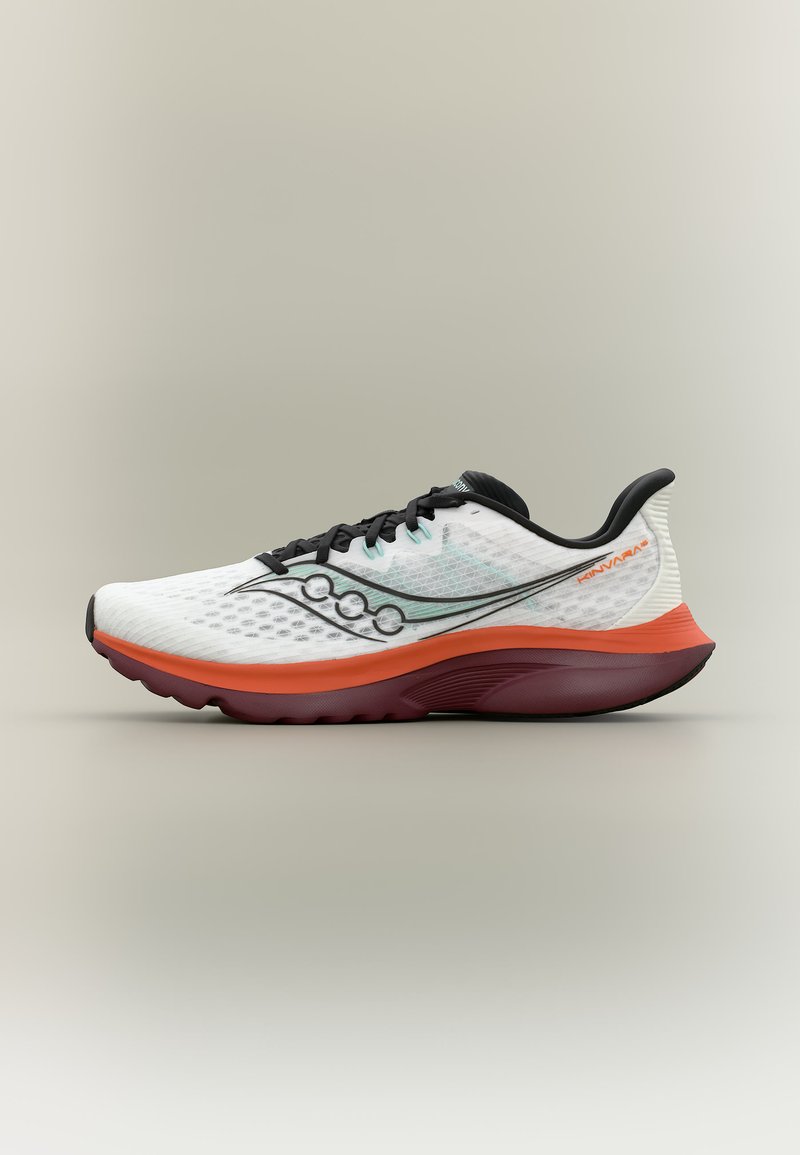 Άσπρο παπούτσι τρεξίματος με μαύρα κορδόνια, πορτοκαλί μεσαία σόλα, σκουροκόκκινη εξωτερική σόλα και μαύρο λογότυπο στο πλάι, εμφανιζόμενο σε προφίλ πάνω σε γκρίζο φόντο.