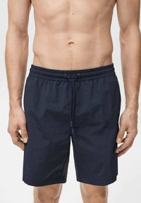 Shorts de bain bleu marine en tissu léger, dotés d'une taille élastique avec cordon de serrage et de poches latérales.