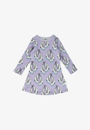 Hosszú ujjú ruha levendulaszínű anyagból, összesen korcsolya mintával, amelyen fehér csizmák, fekete fűzők és türkizes részletek láthatók.