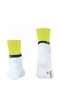 Weiße Sneakersocken mit gelbem Bündchen und navyblauem Band, auf dem "FAKE" steht. Texturierter Stoff mit geripptem Design und verstärkter Ferse.