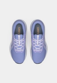 Αθλητικά παπούτσια σε ανοιχτό μωβ χρώμα με διχτυωτή υφή, κορδόνια και μαλακή γλώσσα. Ένα διακριτικό λογότυπο εμφανίζεται στο πλάι και στις σόλες.