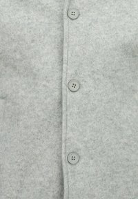 Grijs vilten overhemd met knopen, voorzien van vier ronde grijze knopen, met een zachte textuur en een licht gemêleerde uitstraling.