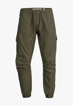Pantaloni cargo verdi in tessuto leggero, caratterizzati da una vita elastica, coulisse e tasche laterali, con una vestibilità ampia e polsini affusolati.