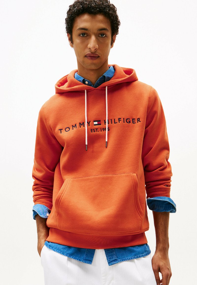 Tommy Hilfiger LOGO HOODY - Felpa con cappuccio - brilliant orange