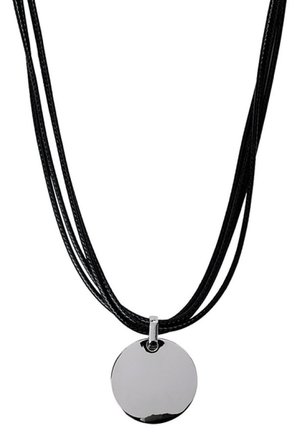 Rund sølvvedhæng, der hænger på en sort halskæde med flere lædertråde, mod en hvid baggrund.