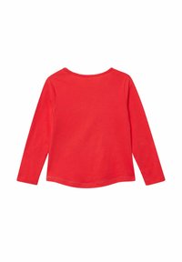 Rotes langärmliges Baumwoll-T-Shirt mit rundem Halsausschnitt und gewelltem Saum. Glatte Textur und abgerundeter Saum am unteren Ende.