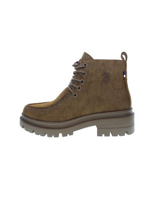 Botas de tobillo de ante marrón con diseño de cordones, cuello acolchado y suela de goma texturizada. Logotipo bordado en el costado.