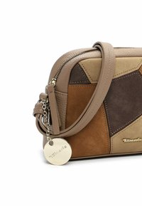 Braune und tanfarbene Patchwork-Handtasche aus Leder und Wildleder, mit Reißverschluss, verstellbarem Tragegurt und einem Metallschlüsselanhänger.