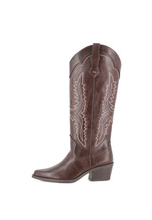 Bota vaquera alta de cuero marrón con costuras blancas decorativas y un tacón medio apilado sobre fondo blanco.