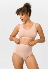 Hellrosa nahtloser Bralette und hoch geschnittene Panty, gefertigt aus glattem Stoff mit einer weichen Textur und breiten Trägern für zusätzlichen Komfort.