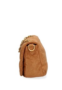 Bruin suède handtas met een gequiltde textuur, gouden kettinghengsel en metalen hardware. Rechthoekige vorm met een platte basis voor stabiliteit.