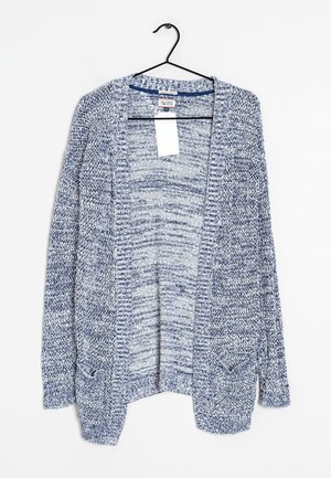 Pletený cardigan v modré a bílé barvě s otevřeným předním dílem, dlouhými rukávy, dvěma předními kapsami a strukturovaným povrchem. Štítek viditelný uvnitř límce.