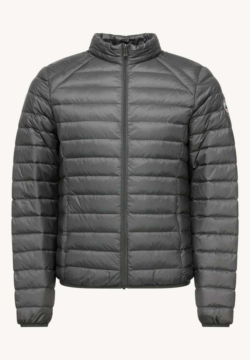 Giacca imbottita grigia con colletto alto, zip completa e cuciture orizzontali. Presenta polsini elasticizzati e una texture leggera e liscia.