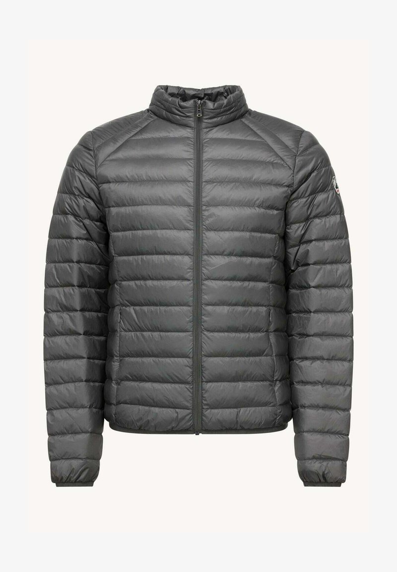 Chaqueta acolchada gris con cuello alto, cremallera completa y costuras horizontales. Cuenta con puños elásticos y una textura ligera y suave.