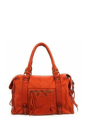 Sac en cuir orange avec deux poignées supérieures, poche zippée à l'avant, quincaillerie décorative et détails à cordon sur les côtés.