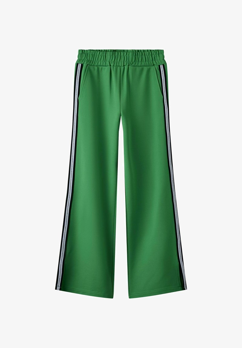 Zaļās platās bikses ar elastīgu jostu, sānu kabatām un melnām svītrām gar ārējām kājām, izgatavotas no gludas auduma.