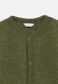 Πράσινη πλεκτή ζακέτα με λαιμόκοψη σε σχήμα V, με ριμπ πατούρα και δύο καφέ κουμπιά στο μπροστινό μέρος· μαλακή υφή και ζεστό υλικό.