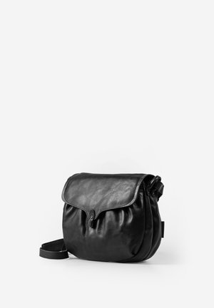 Borsa a tracolla in pelle nera con chiusura a patta e tracolla regolabile, mostrata su uno sfondo bianco semplice.