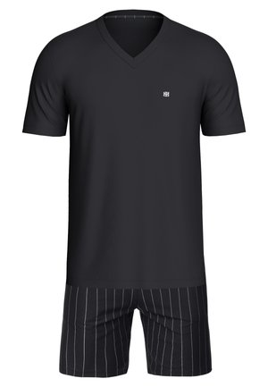 Maglietta nera a maniche corte con scollo a V e piccolo logo sul petto abbinata a pantaloncini neri con sottili righe verticali bianche.
