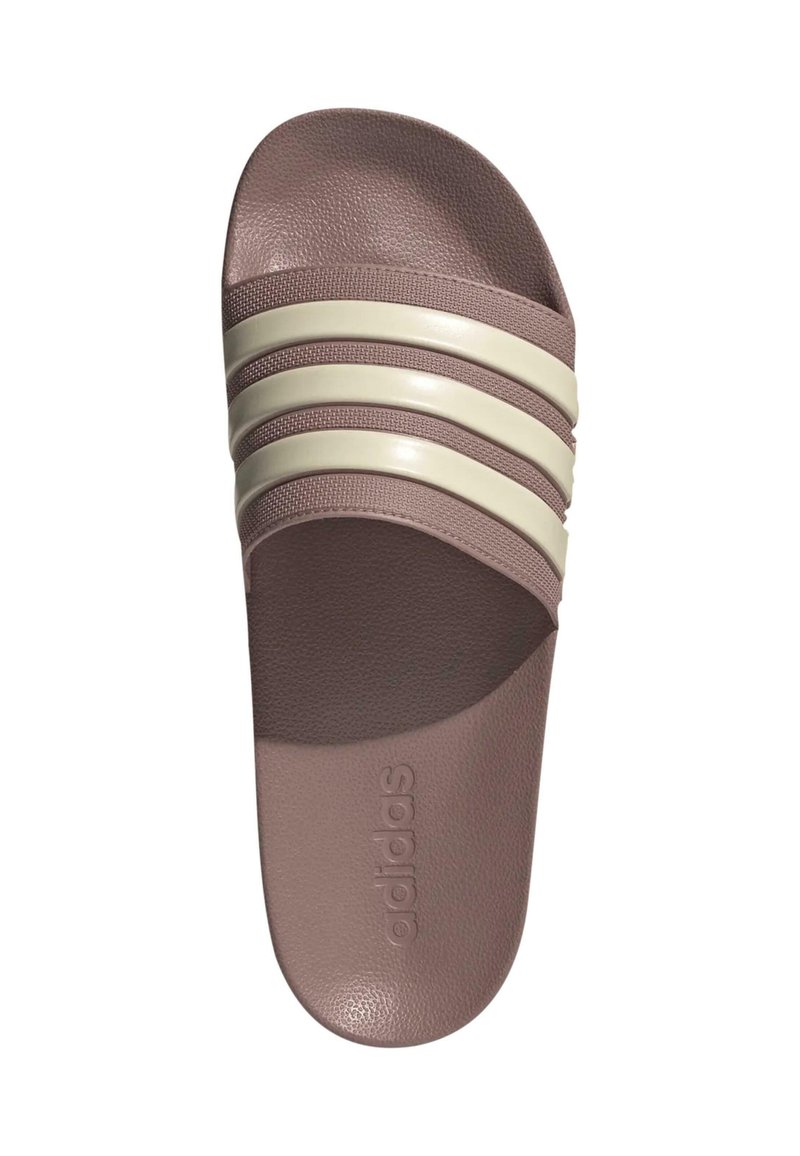 Adidas Slide-Sandale in Hellbraun, mit drei breiten weißen Streifen oben. Strukturierter Oberteil und glatte Sohle für Komfort.