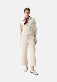 OPUS HIGH RISE CROPPED WIDE FIT - Pantaloni - natural glaze