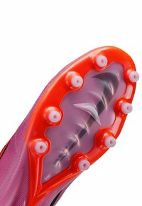 Semelle de chaussure de football violette avec une plaque orange vif. Comprend des crampons en plastique et une section transparente révélant un design de lame argentée.