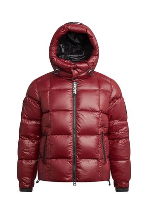 Giacca a vento rossa con un design trapuntato, colletto alto e cappuccio removibile. DOTATA di tasche con cerniera e etichetta con il logo sulla parte anteriore.