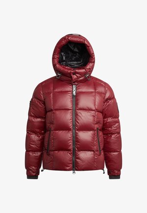 Rode pufferjack met een gewatteerd ontwerp, hoge kraag en afneembare capuchon. Bevat ritszakken en een logo-tag op de voorkant.