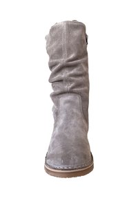 Grijze suède laars met een slouchy ontwerp, gestikte details en een bruine rubberen zool. Voorzien van een zijrits voor gemakkelijk aantrekken.