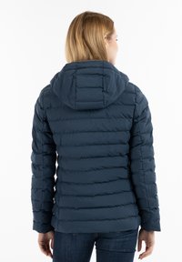 Mörkblå isolerad pufferjacka med huva, med kviltade segment och långa ärmar, designad för värme och skydd mot kallt väder.