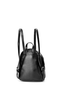 Mochila de cuero negra con una textura suave, forma redondeada, correas ajustables dobles y un asa superior. Presenta un diseño minimalista.